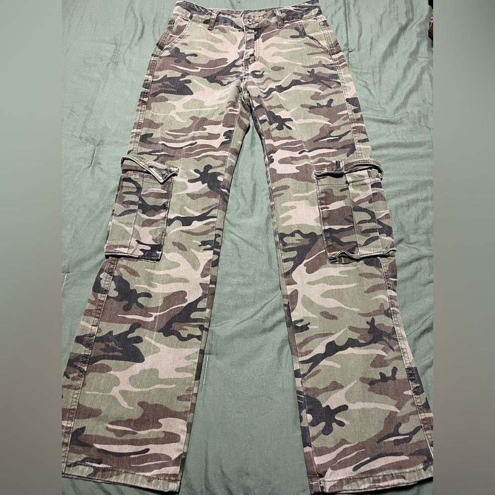 camo low-rise baggy cargo jeans